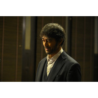 「VIVANT」野崎（阿部寛）が向き合っている人物とは 第15話場面写真1カット先行解禁