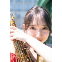 日向坂46金村美玖、ガーリーワンピ身にまとい⾳楽の都ウィーンでサックス演奏 2nd写真集先行カット第7弾解禁【機微】