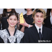「めおと日和」芳根京子＆本田響矢、手繋ぎ新ビジュアルに反響続々「落ち葉が永遠マークになってる」「ちょっと照れてる」