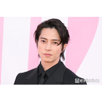 山下智久「尊敬する先輩」との寄り添いショット披露「お祝いしてもらって嬉しそう」「後輩の顔してて可愛い」と反響