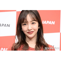 板野友美、家族旅行ショット披露「幸せいっぱい」「憧れ」と反響