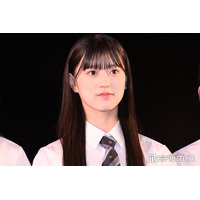 AKB48メンバー、ミニスカ×ハイソックスの美脚コーデ「脚が長い」「等身バランス完璧」