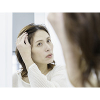 閉経後は「頭の中央の分け目」から薄毛が始まる⁉ 更年期の髪の悩み、原因を専門医が解説