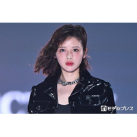 FRUITS ZIPPER鎮西寿々歌、トップバッターで「TGC」開幕 ブラックスタイルで雰囲気ガラリ【TGC2026A/W】