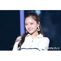 乃木坂46金川紗耶、すらり美脚際立つユニフォームコーデ披露「スタイル抜群」「美しい脚に見惚れる」と反響