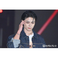 岩瀬洋志、クマ柄Tシャツ覗かせたデニムコーデ披露 ステージトップでの指ハートに黄色い歓声【ガルアワ2026A/W】