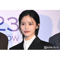 安斉星来、美デコルテ際立つオフショルドレス姿に絶賛の声「目がくらむほど綺麗」「まさに女神」