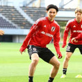 南野拓実 「なんだそれ！」と日本代表選手をビビらせた“必殺の逆曲がり”シュート 画像