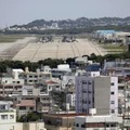 住宅密集地に隣接する米軍普天間飛行場＝10日午前、沖縄県宜野湾市