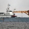 14日に津軽海峡を通過したロシア海軍の兵器輸送艦（防衛省統合幕僚監部提供）