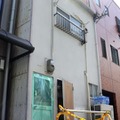 女性が倒れていた現場の建物＝4日午前、大阪市淀川区