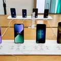 アップルのスマートフォン「iPhone13」シリーズ＝2日、東京都渋谷区