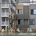 火災があった建物（中央）。この影響でJR山手線が運転を見合わせた＝15日午前9時55分、東京都新宿区