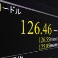 1ドル＝126円台半ばと約20年ぶりの円安ドル高水準となった円相場を示すモニター＝15日午前、東京・東新橋