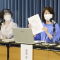 記者会見する末冨芳日本大教授（右）＝9日午後、文科省