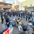 車道に寝そべりデモ妨害疑い 画像