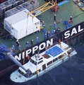 沈没観光船、33日ぶり洋上に 画像