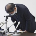 記者会見の冒頭、頭を下げる岐阜協立大学長＝26日午前、岐阜県大垣市