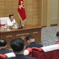 朝鮮労働党政治局の協議会に臨む金正恩党総書記＝29日、平壌（朝鮮中央通信＝共同）