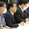 経済財政諮問会議と新しい資本主義実現会議の合同会合であいさつする岸田首相（左から2人目）＝7日午後、首相官邸