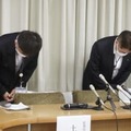 市民の個人情報が入ったUSBメモリー紛失について、記者会見で謝罪する兵庫県尼崎市の担当者＝23日午前