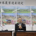 合同記者会見を開いた（左から）鈴木幹夫甲州市長、高木晴雄山梨市長、山下政樹笛吹市長＝19日午前、山梨県甲州市役所