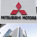 三菱自動車のロゴマーク（上）と、三菱UFJ銀行本店
