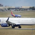 米コロラド州デンバーの空港で移動中のジェットブルー機＝5日（AP＝共同）