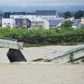 大雨で列車運休相次ぐ 画像