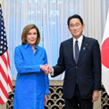 会談前にペロシ米下院議長（左）と握手をする岸田首相＝5日午前、首相公邸（代表撮影）