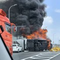 名古屋でバス横転炎上、2人死亡 画像