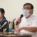 記者会見する慈恵病院の蓮田健院長（右）＝6日午後、熊本市