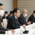 「資産所得倍増プラン」を有識者と議論する分科会の初会合であいさつする岸田首相（左から2人目）＝17日午後、首相官邸