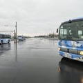 報道陣に公開された自動運転で隊列走行するバス高速輸送システムの実証実験＝17日午後、滋賀県野洲市