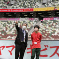 被害者遺族がサッカー観戦 画像