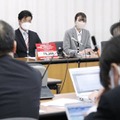 記者会見する宗教2世の小川さゆりさん（奥右）ら＝27日午後、厚労省