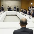 首相官邸で開かれた、自動車産業の在り方を官民で議論する会合＝2日午後