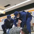 万博見据え電車内襲撃想定し訓練 画像