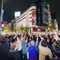 サッカーW杯カタール大会の初戦でドイツに勝利し盛り上がる人ら＝24日未明、東京・渋谷