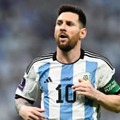 メッシ、W杯で交換した敵ユニを蹴る！？最強ボクサーが怒！アグエロらは擁護 画像