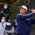 単独首位を走っている24歳・岩崎亜久竜（撮影：米山聡明)