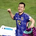 「君は誇りだ、日本おめでとう」 W杯日本代表の吉田麻也、世界的監督がハグで祝福！