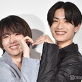 いろいろなハートポーズを繰り広げ笑顔がとまらない板垣李光人＆高橋恭平（C）モデルプレス