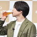 自分で入れた生ビールをおいしそうに飲む重岡大毅 （C）モデルプレス