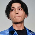 大粒の涙をこぼす八木勇征（C）モデルプレス