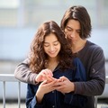 山下智久、新木優子を優しくバックハグ「SEE HEAR LOVE」場面写真5点解禁 画像