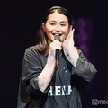 女性シンガーソングライター有華、TikTokで話題「Baby You」振付とともに披露 地元・大阪で美声響かす＜GAKUSEI RUNWAY＞ 画像