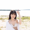 乃木坂46久保史緒里、色白美ボディ＆照れ顔にキュン 1st写真集発売前重版決定＜交差点＞ 画像