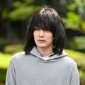 渡邊圭祐、平手友梨奈の同級生役で「うちの弁護士は手がかかる」出演 ボサボサ頭の無精ひげ姿に 画像