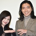 タイトルバックのワンシーンを再現する吉高由里子、柄本佑（C）モデルプレス